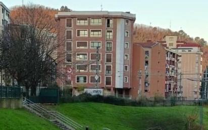 Vista exterior de Pis en venda en Basauri  amb Calefacció