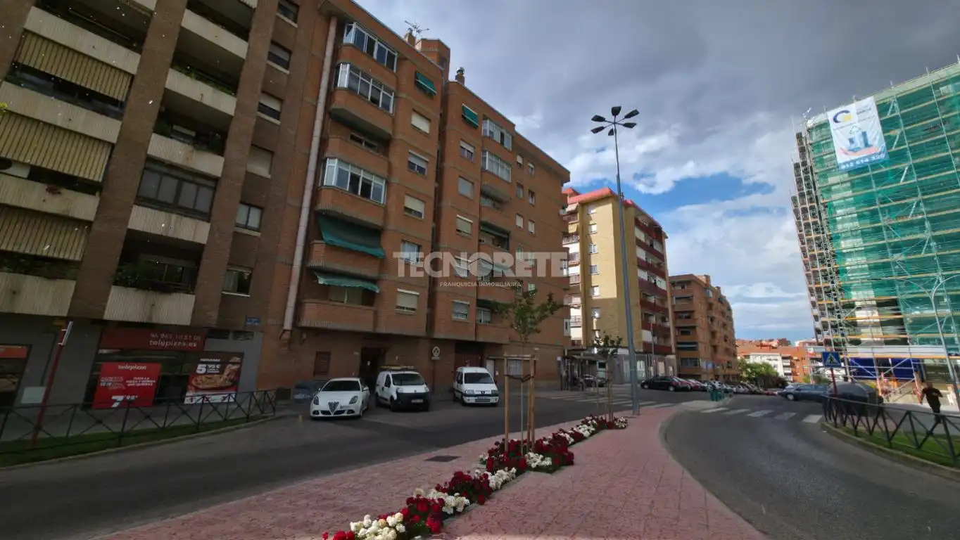 Vista exterior de Piso en venta en Guadalajara con Calefacción y Parquet