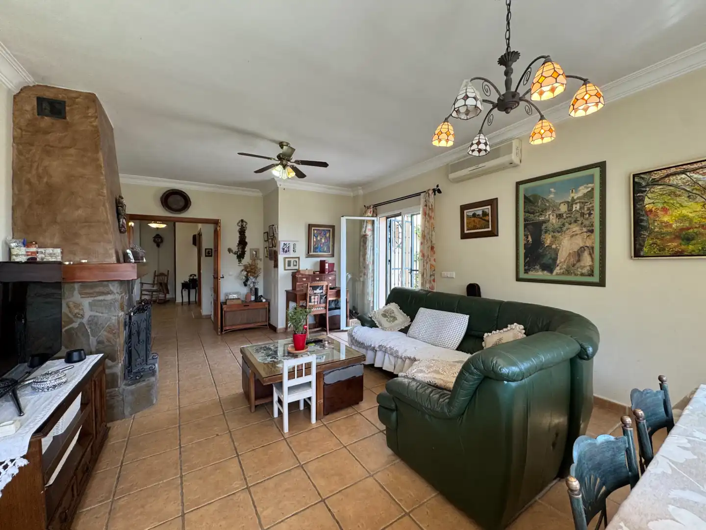 Sala d'estar de Casa o xalet en venda en Alhaurín de la Torre amb Aire condicionat, Calefacció i Jardí privat
