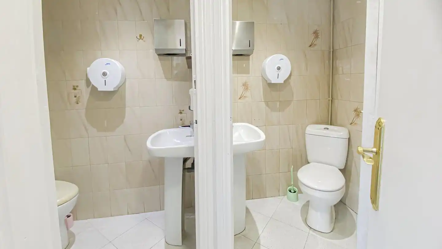 Badezimmer von Geschaftsraum zur Miete in Blanes mit Möbliert