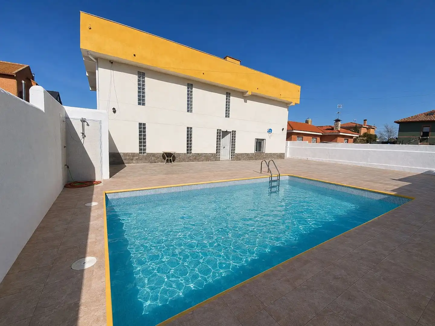 Piscina de Casa o xalet en venda en Casarrubios del Monte amb Jardí privat, Piscina i Moblat