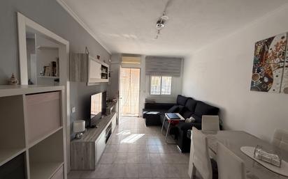 Sala d'estar de Casa adosada en venda en Los Alcázares amb Aire condicionat, Jardí privat i Terrassa