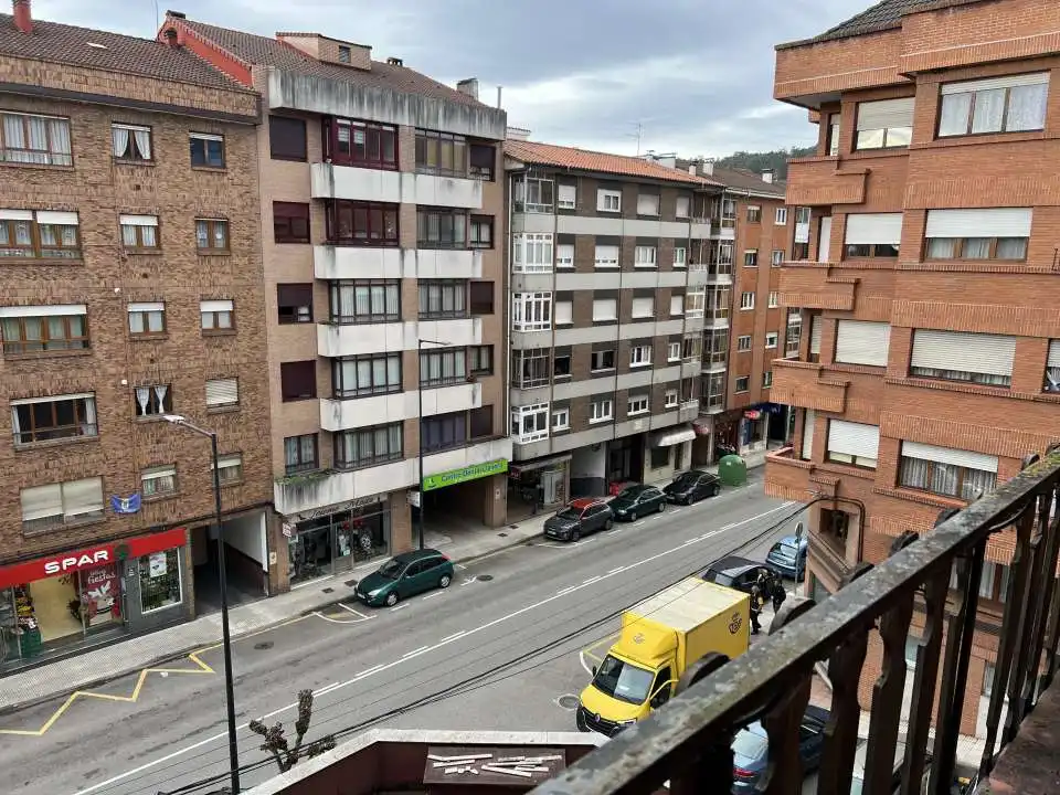 Vista exterior de Pis en venda en Llanera amb Calefacció, Terrassa i Traster