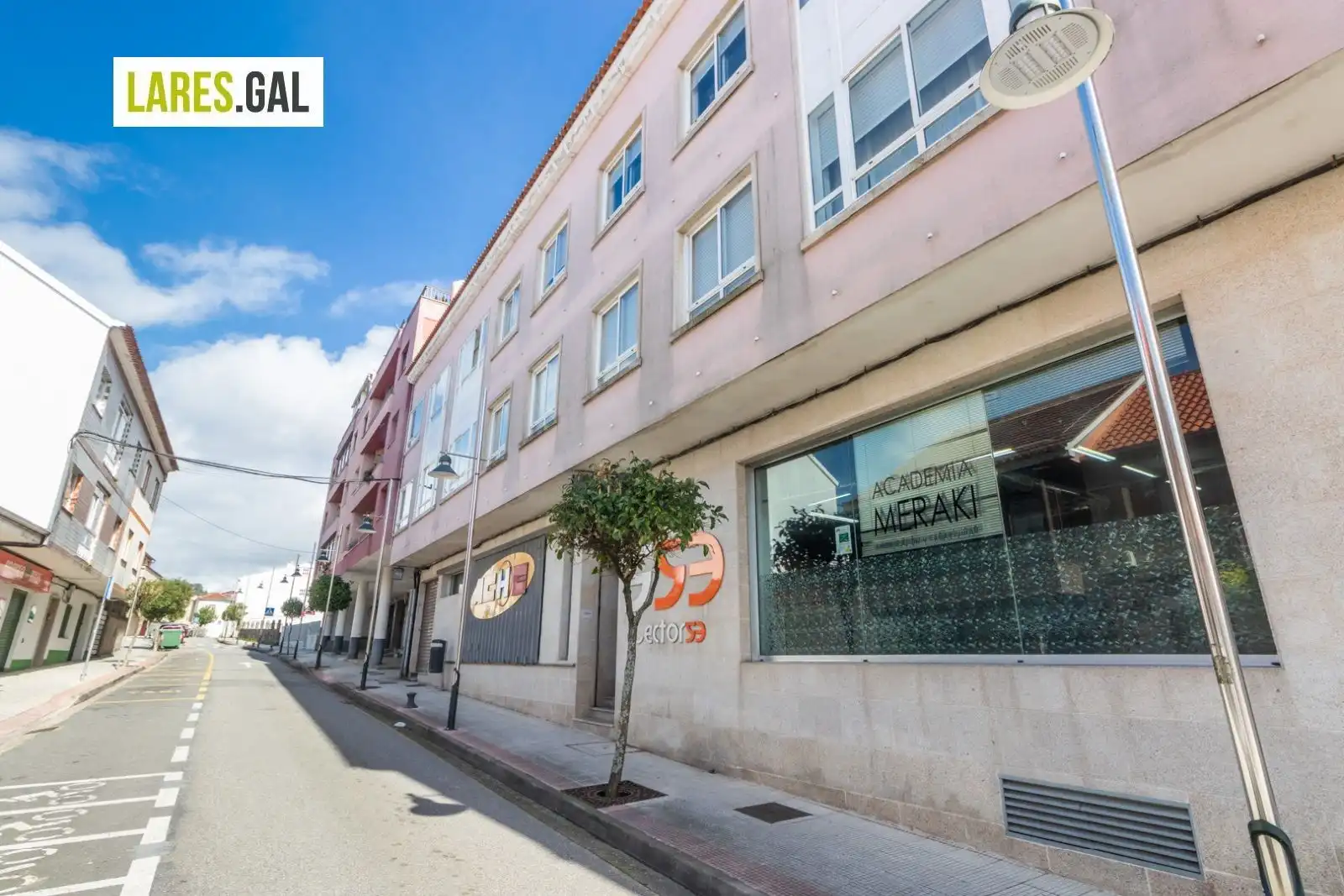 Vista exterior de Local en venda en Marín amb Domòtica