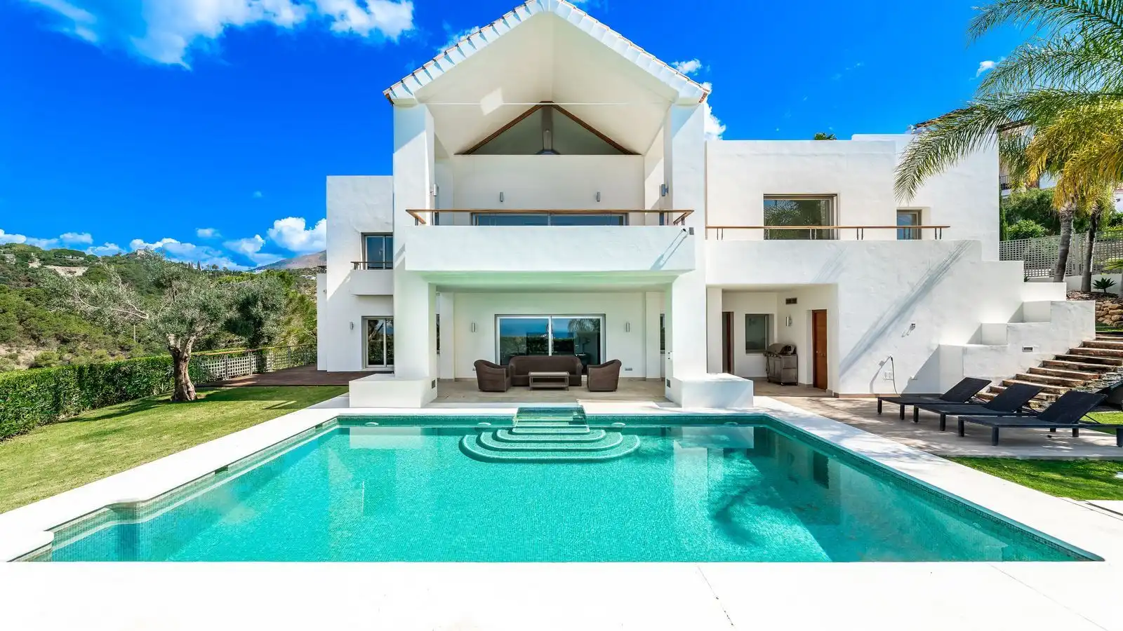 House with pool for sale in Marbella Centro