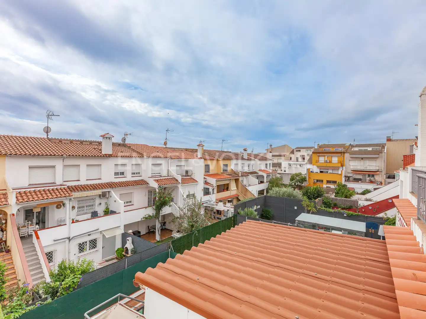 Vista exterior de Casa adosada en venta en Pineda de Mar con Aire acondicionado, Calefacción y Terraza