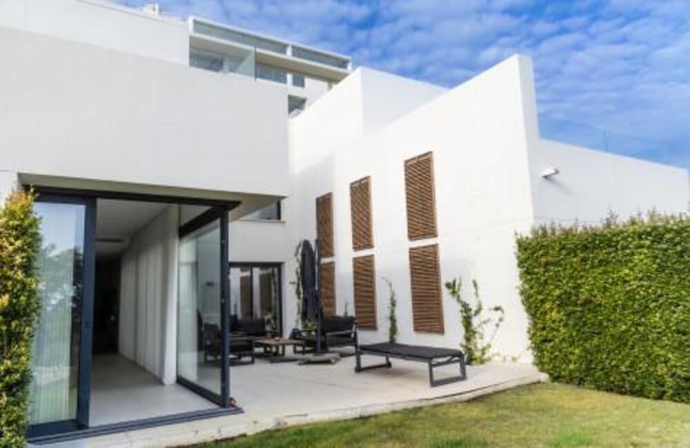 Außenansicht von Einfamilien-Reihenhaus zum Verkauf in Casares mit Klimaanlage, Privatgarten und Terrasse