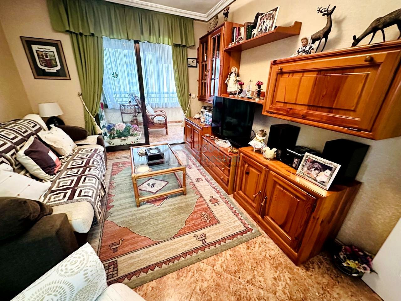 Wohnzimmer von Wohnungen zum Verkauf in Finestrat mit Klimaanlage, Privatgarten und Terrasse