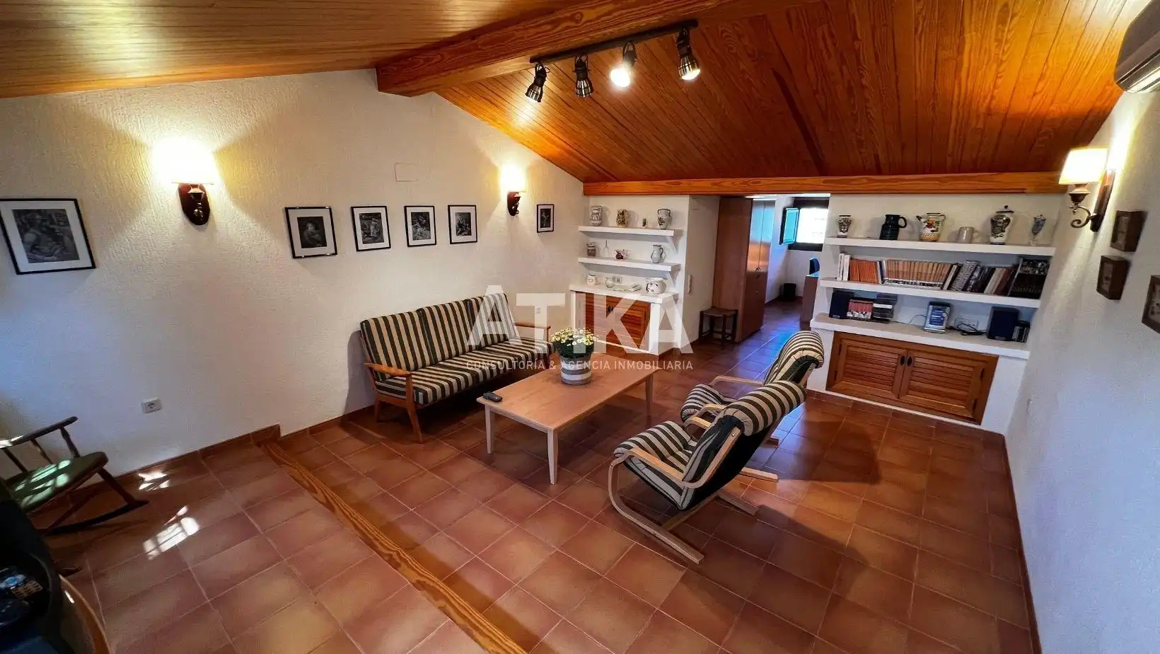 Sala d'estar de Casa o xalet en venda en Ontinyent amb Calefacció, Jardí privat i Traster