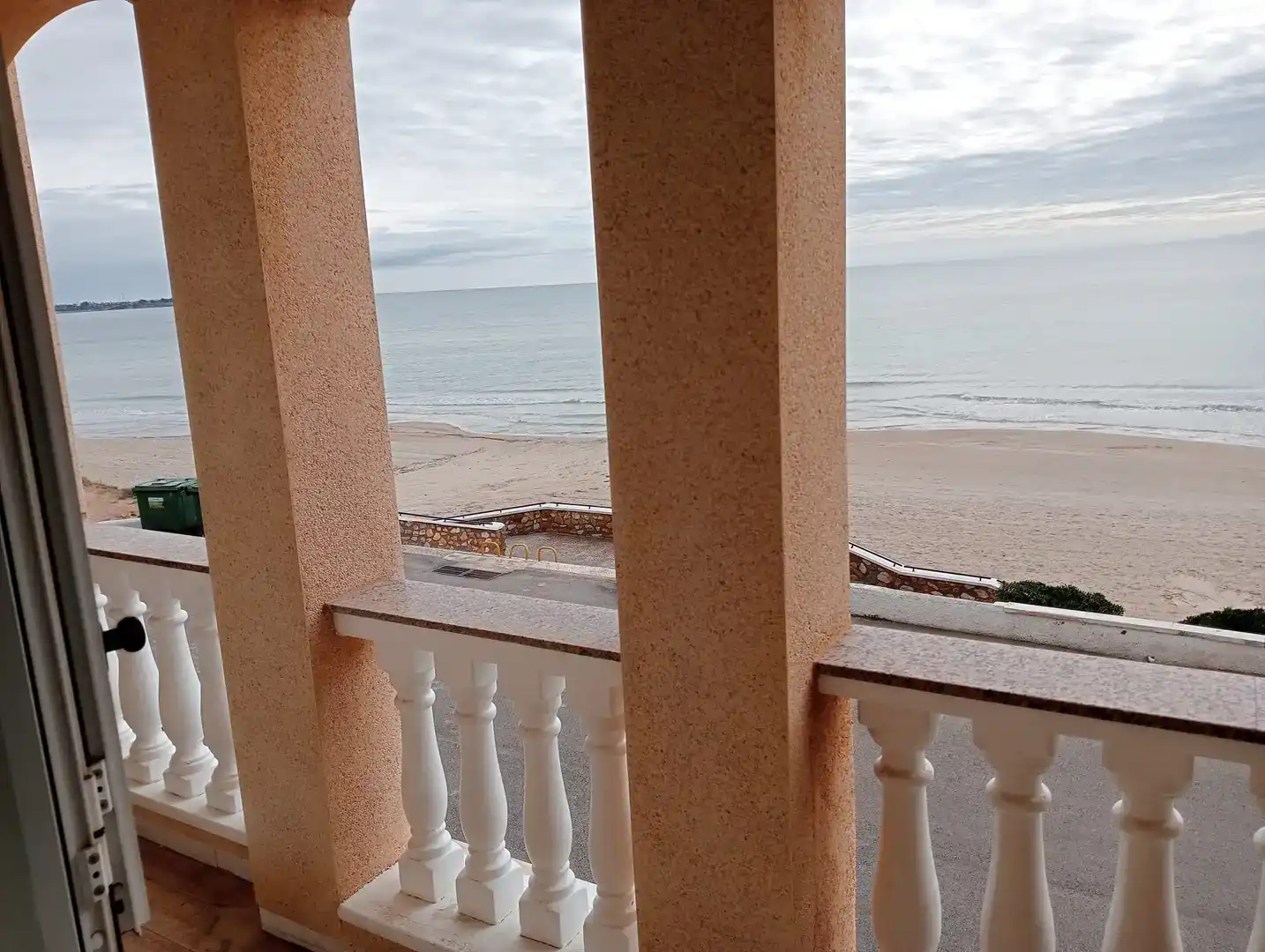 Terrasse von Wohnungen zur Miete in Pilar de la Horadada mit Klimaanlage und Balkon