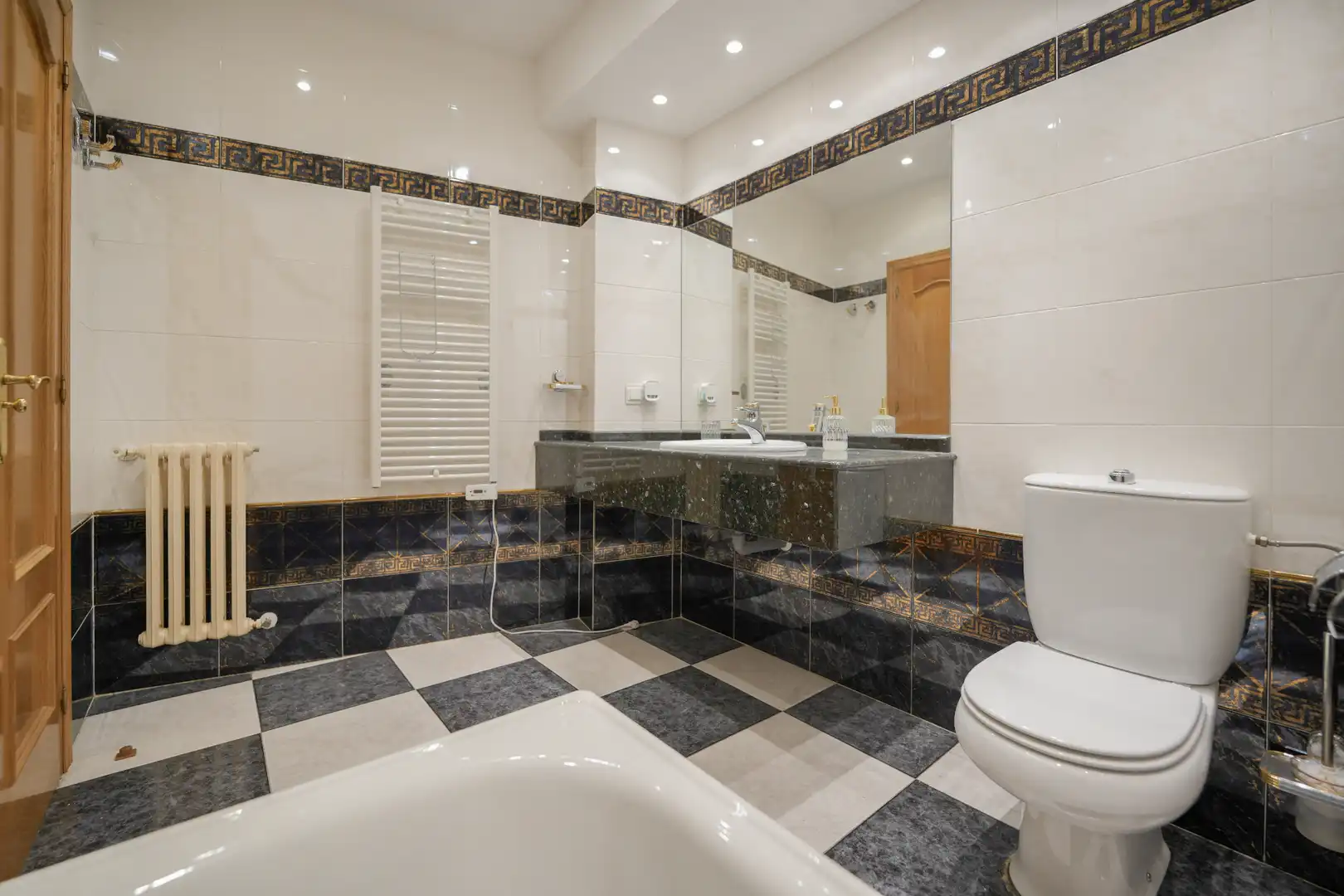 Bathroom of Flat for sale in Valladolid  with Heating, Parquet flooring and Storage room