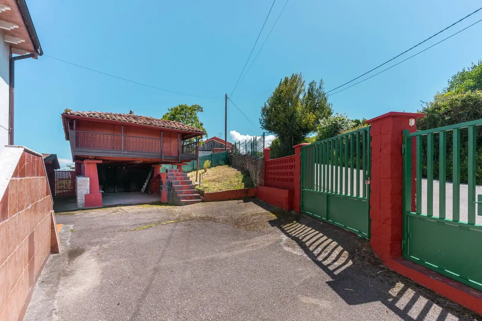 Vista exterior de Casa o xalet en venda en Gijón  amb Calefacció, Jardí privat i Traster