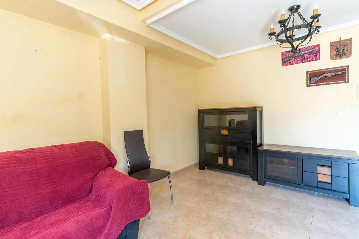 Wohnzimmer von Einfamilien-Reihenhaus zum Verkauf in Santa Pola mit Klimaanlage, Privatgarten und Terrasse