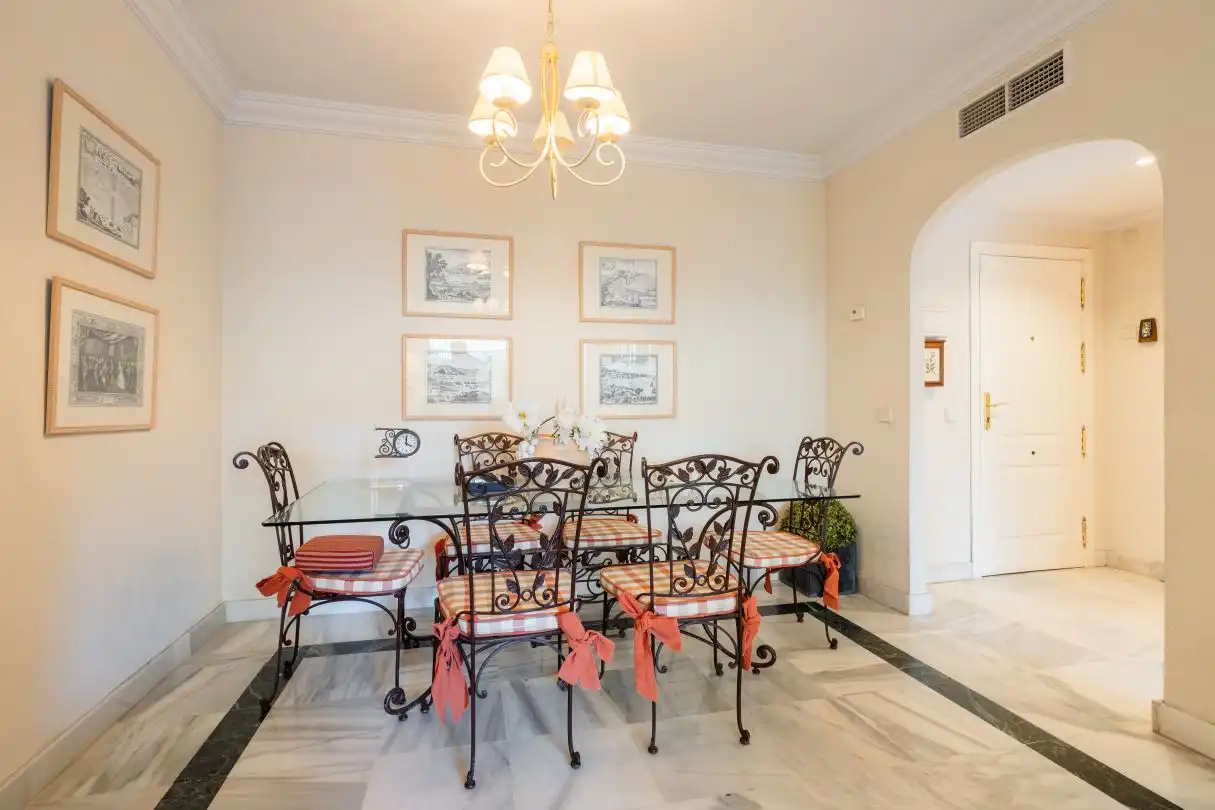 Esszimmer von Wohnung zum Verkauf in Marbella mit Klimaanlage, Heizung und Privatgarten