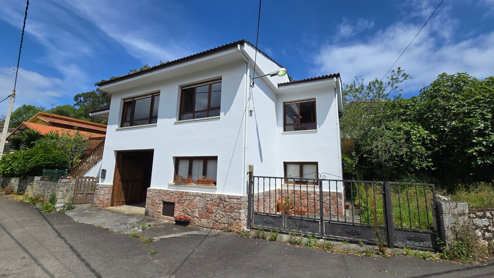 Vista exterior de Casa o xalet en venda en Llanes amb Calefacció, Jardí privat i Terrassa