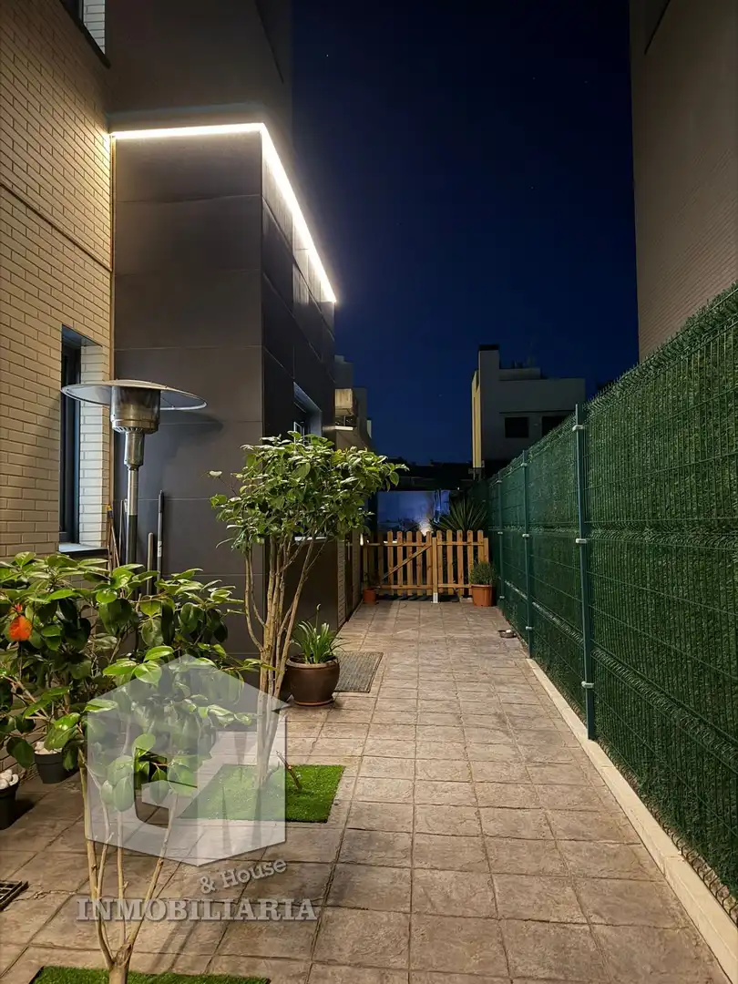 Terrasse von Einfamilien-Reihenhaus zum Verkauf in Arroyomolinos (Madrid) mit Klimaanlage, Heizung und Privatgarten
