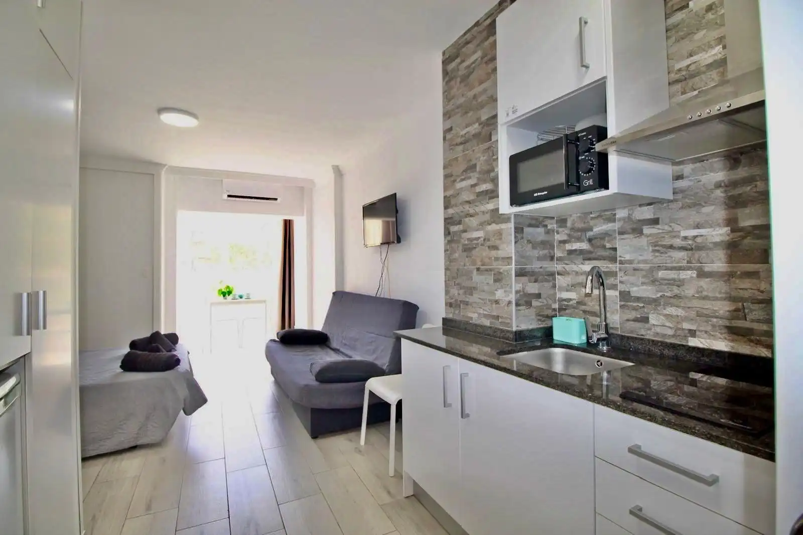 Wohnzimmer von Wohnung zum Verkauf in Benalmádena mit Klimaanlage, Privatgarten und Möbliert
