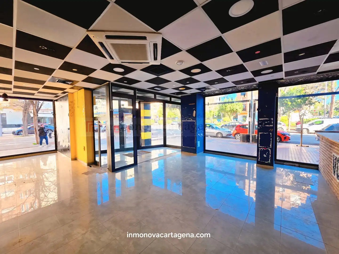 Local comercial de lloguer a Calle Carmen Conde, imagen 3