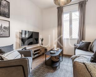 Sala d'estar de Apartament de lloguer en  Madrid Capital amb Aire condicionat, Calefacció i Moblat