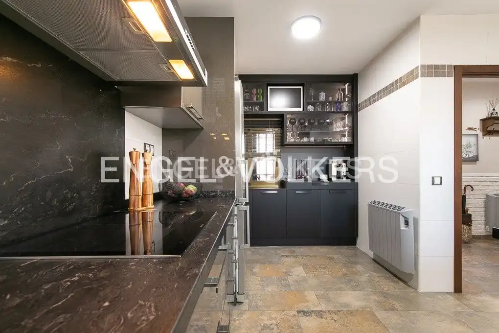 Cocina de Casa o chalet en venta en Valencia con Aire acondicionado, Calefacción y Jardín privado