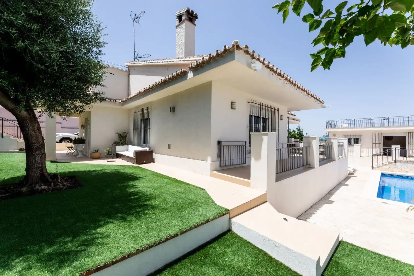 Vista exterior de Casa o chalet en venta en Alhaurín de la Torre con Aire acondicionado, Calefacción y Jardín privado