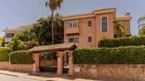 Vista exterior de Casa o xalet en venda en Marbella amb Aire condicionat