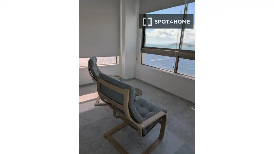 Dormitori de Apartament per a compartir en Benidorm amb Aire condicionat, Terrassa i Moblat