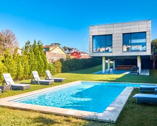 Piscina de Casa o xalet en venda en Cambados amb Jardí privat, Parquet i Terrassa