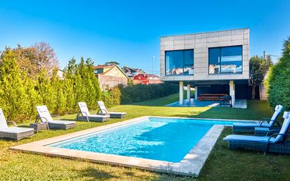 Piscina de Casa o xalet en venda en Cambados amb Jardí privat, Parquet i Terrassa