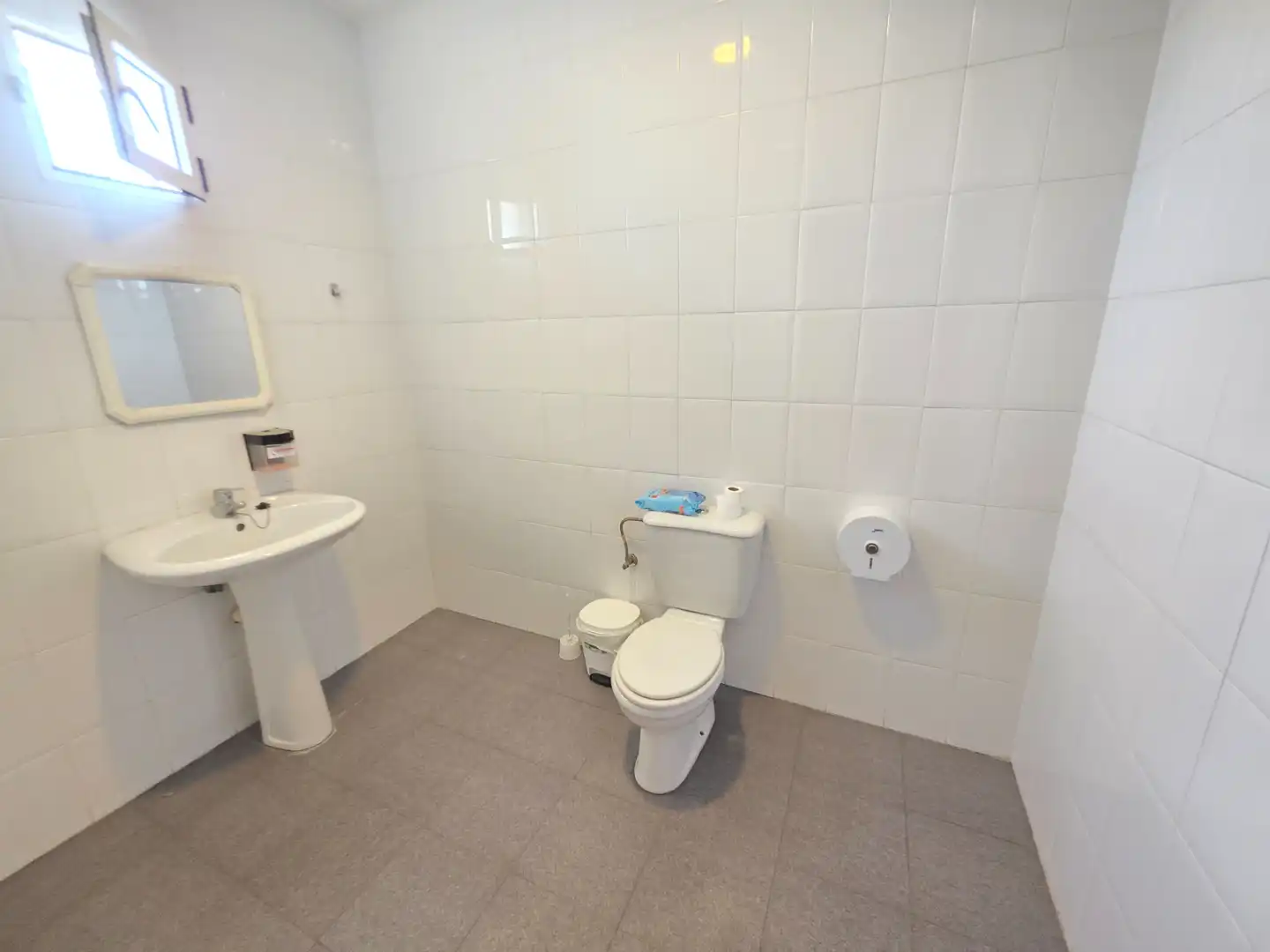 Badezimmer von Geschaftsraum zur Miete in La Zubia mit Klimaanlage, Heizung und Möbliert