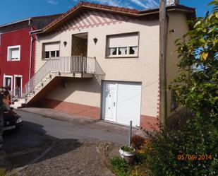 Vista exterior de Casa adosada en venda en Soto del Barco amb Calefacció, Jardí privat i Terrassa