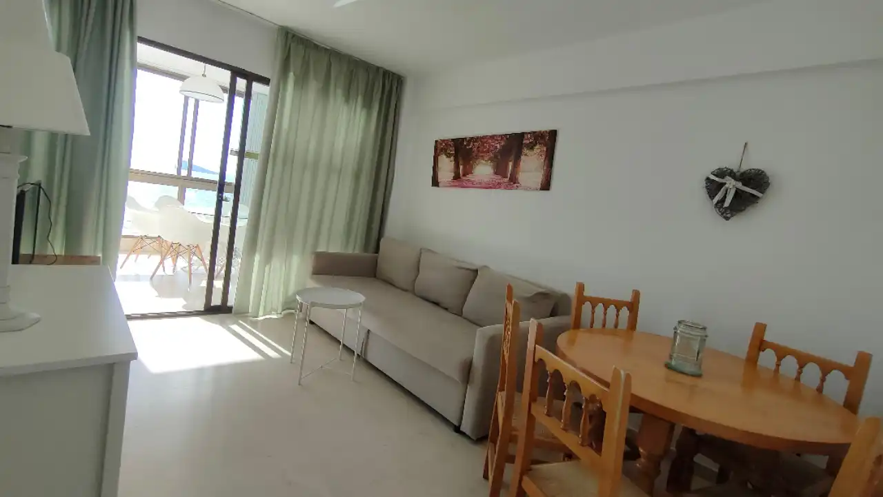 Sala de estar de Apartamento en venta en Benidorm con Aire acondicionado, Amueblado y Piscina comunitaria
