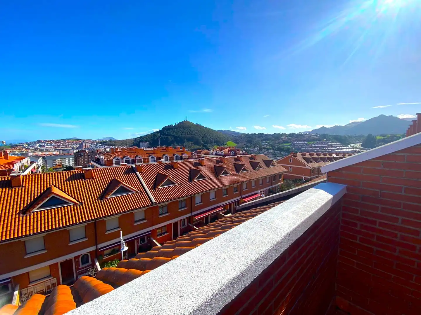 Vista exterior de Casa adosada en venda en Castro-Urdiales amb Calefacció, Parquet i Terrassa