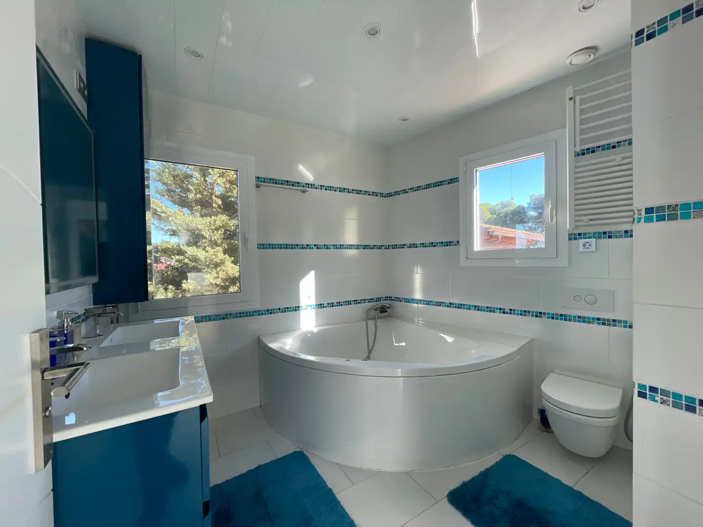 Bathroom of Houses for sale in Castelldefels  with Air Conditioner, Heating and Private garden