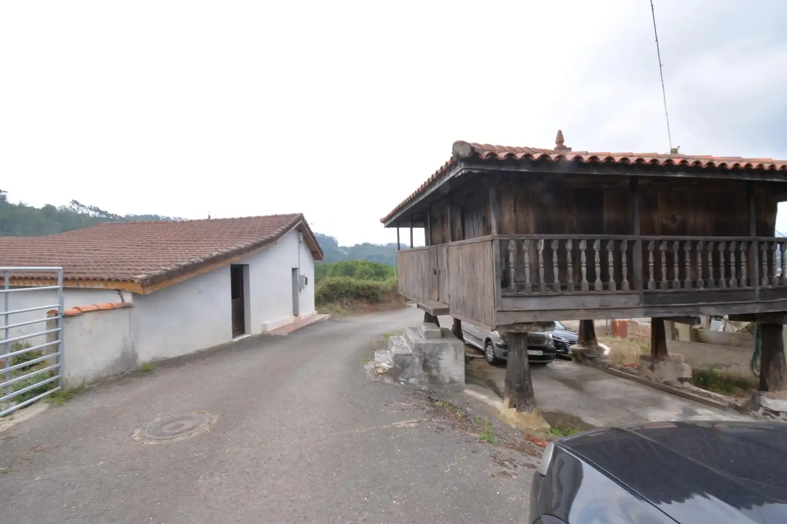 Vista exterior de Finca rústica en venda en Oviedo  amb Traster