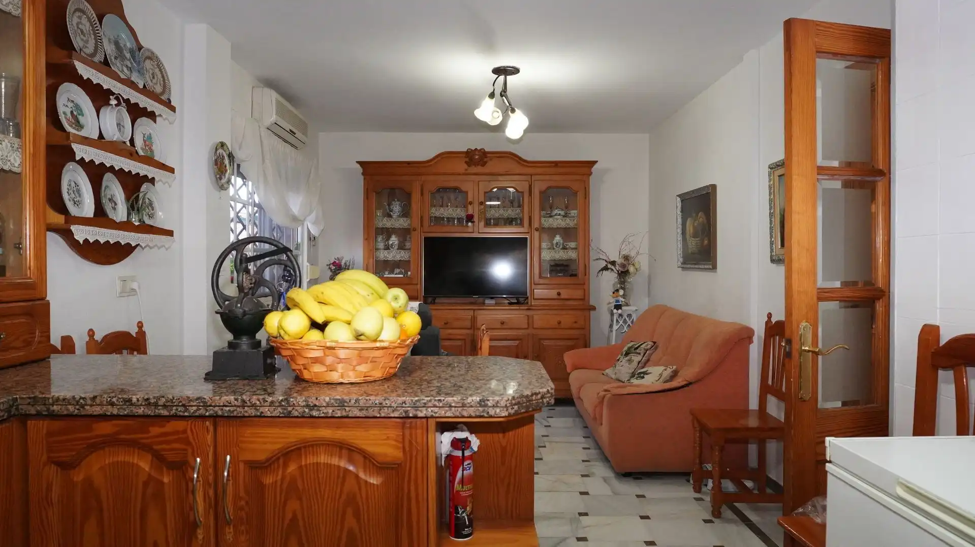 Sala d'estar de Casa adosada en venda en Motril amb Aire condicionat i Terrassa