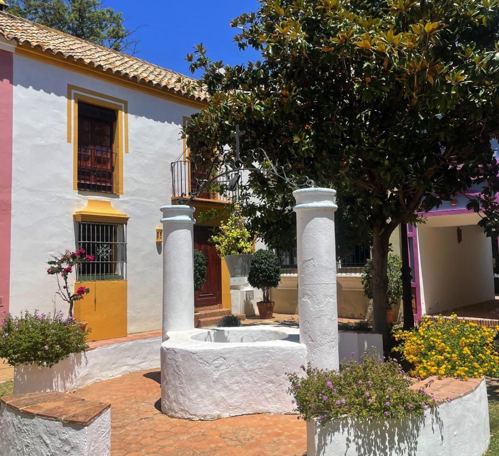 Vista exterior de Casa adosada en venda en Marbella amb Aire condicionat, Jardí privat i Terrassa