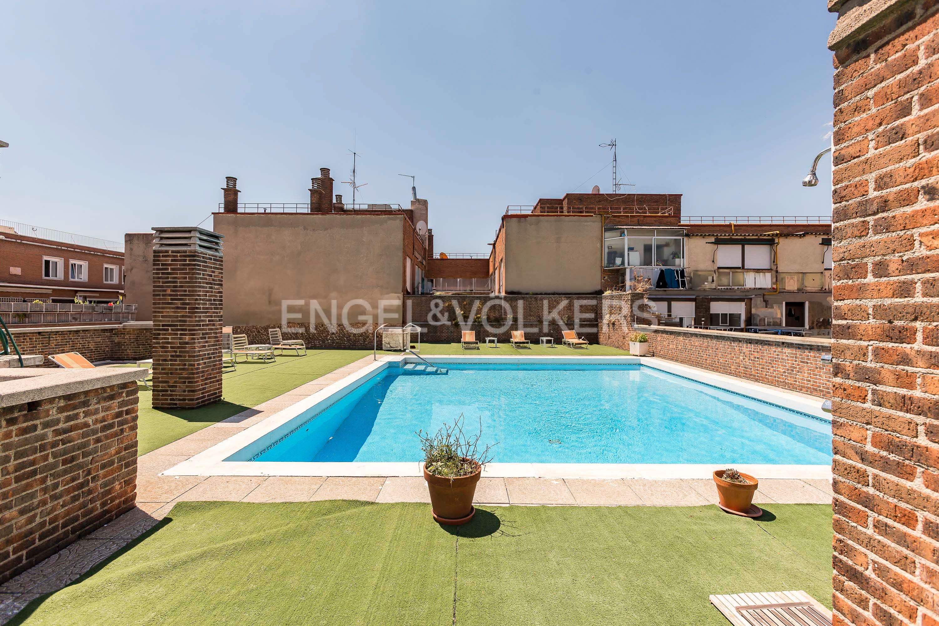 Piscina de Apartament de lloguer en  Madrid Capital amb Aire condicionat, Calefacció i Parquet