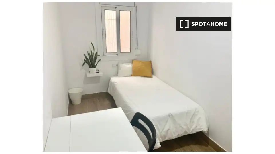Dormitori de Pis per a compartir en L'Hospitalet de Llobregat amb Aire condicionat, Calefacció i Moblat