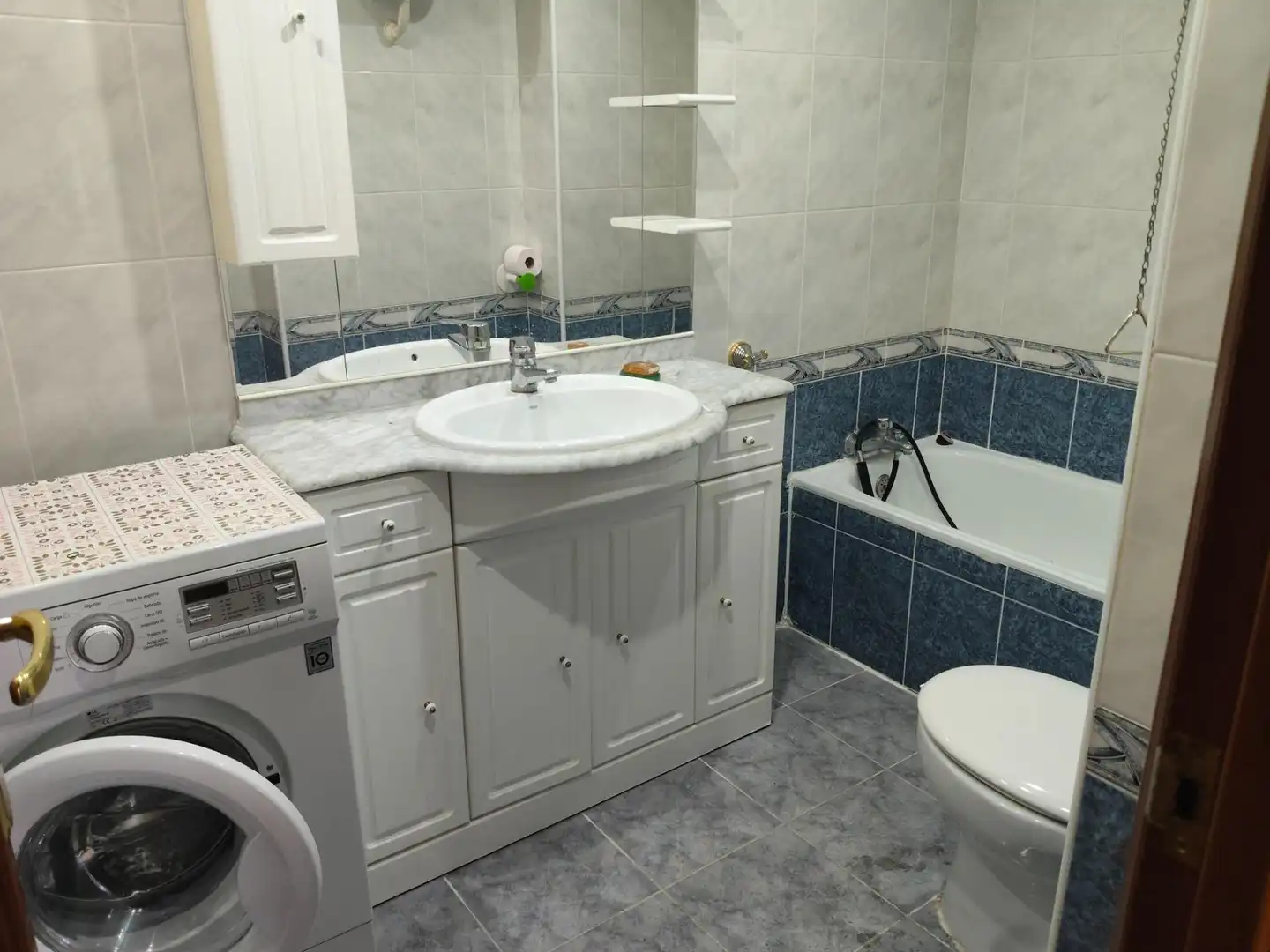 Bathroom of Flat for sale in Zaragoza  with Heating, Terrace and Storage room