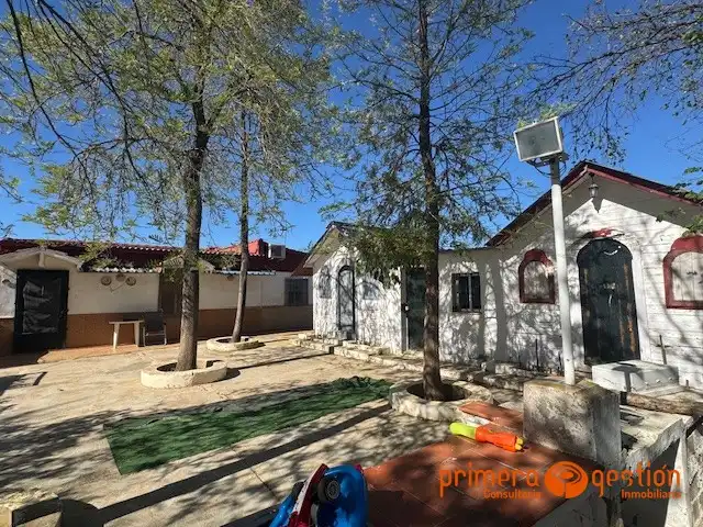 Vista exterior de Casa o xalet en venda en Carmona amb Aire condicionat, Calefacció i Piscina