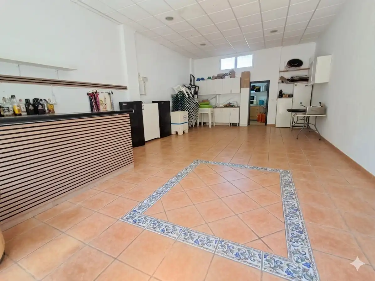 Local comercial en venta en Pueblo - Urbanizaciones