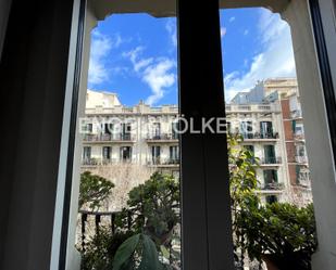 Exterior view of Apartment for sale in  Barcelona Capital  with Air Conditioner and Balcony