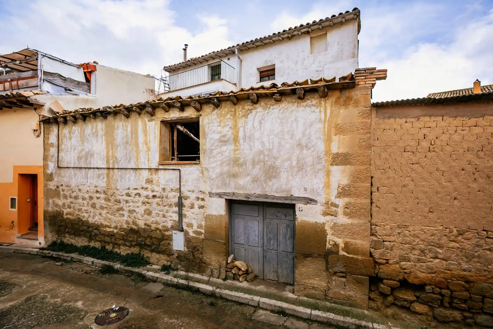 Vista exterior de Casa o xalet en venda en Ayerbe amb Moblat i Balcó