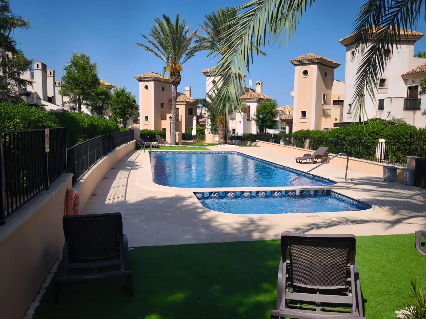 Piscina de Casa adosada en venda en Algorfa amb Jardí privat, Terrassa i Piscina comunitària