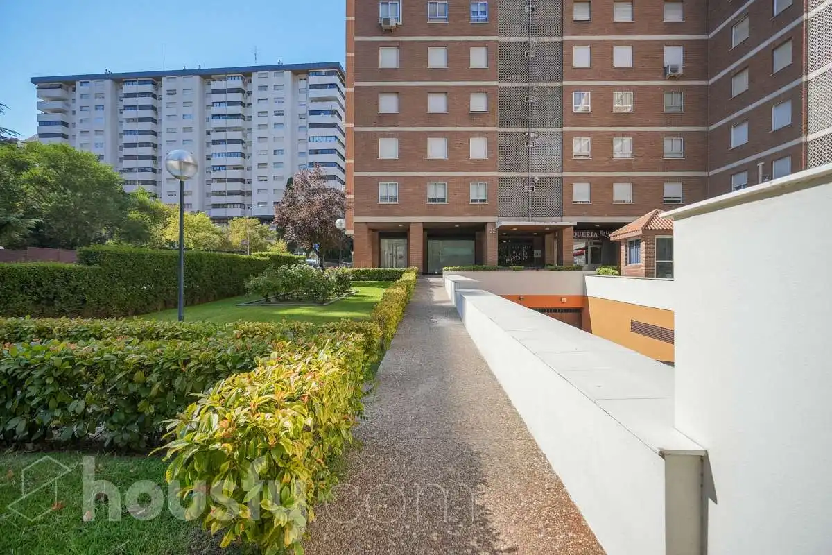Vista exterior de Piso en venta en Madrid con Aire acondicionado, Calefacción y Jardín privado
