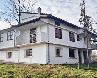 Vista exterior de Casa o xalet en venda en Villacarriedo amb Calefacció, Jardí privat i Traster