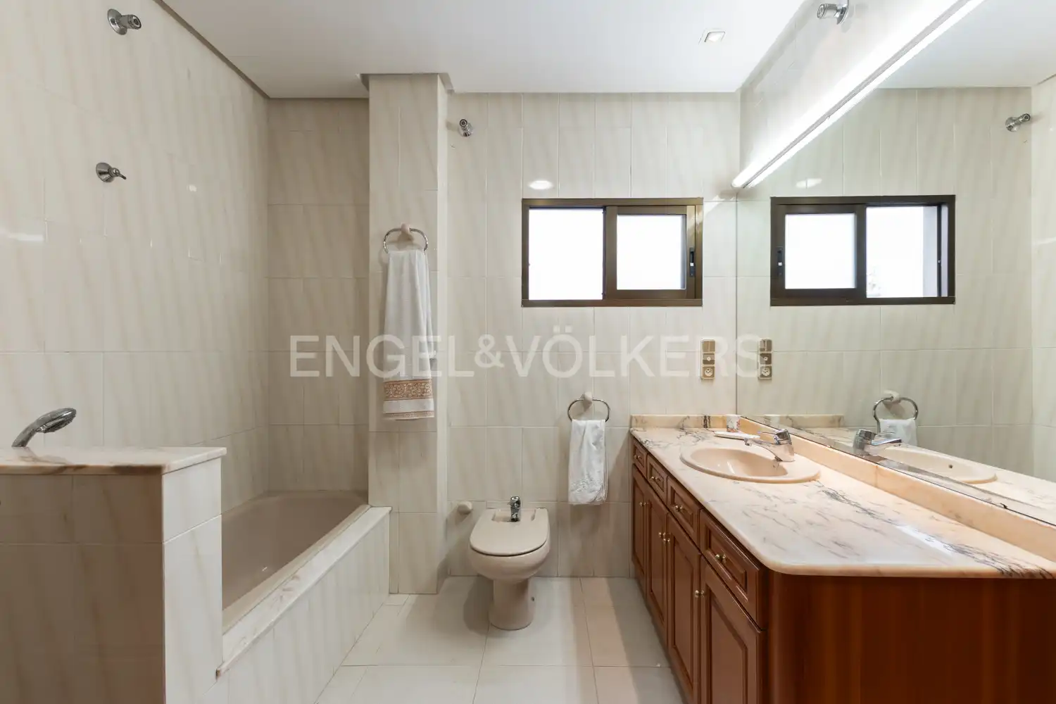 Baño de Piso de alquiler en Carlet con Calefacción, Terraza y Trastero