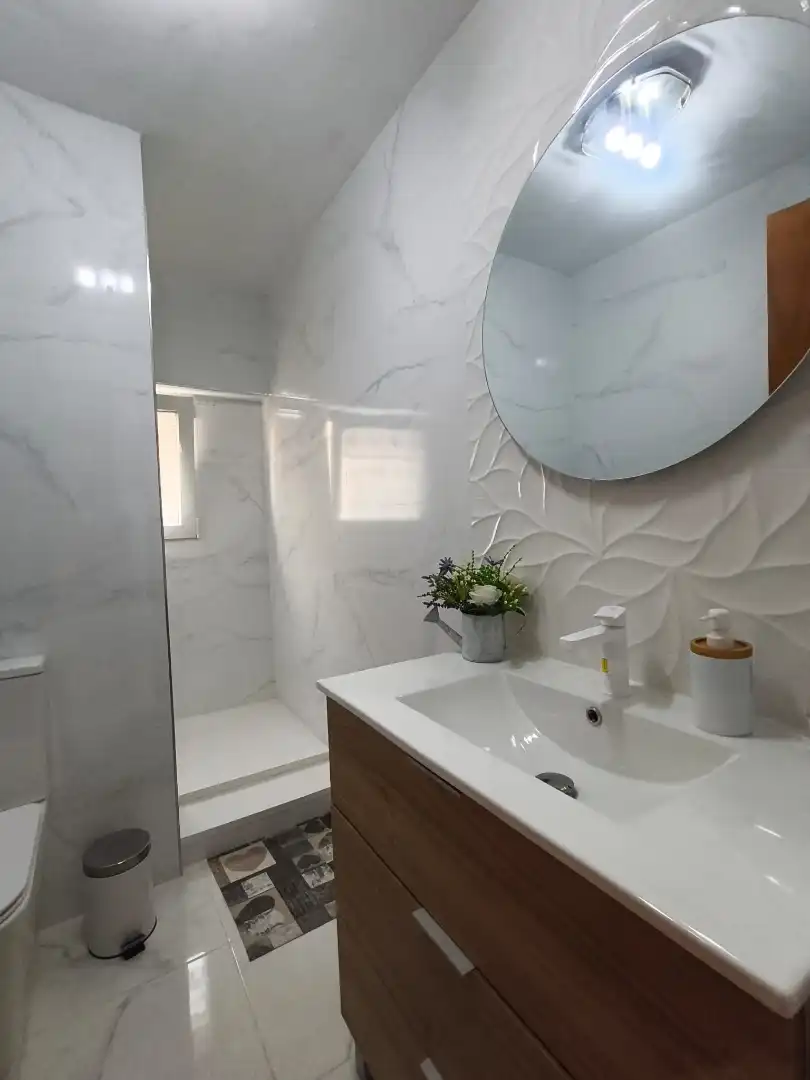 Baño de Piso en venta en La Línea de la Concepción con Aire acondicionado y Amueblado