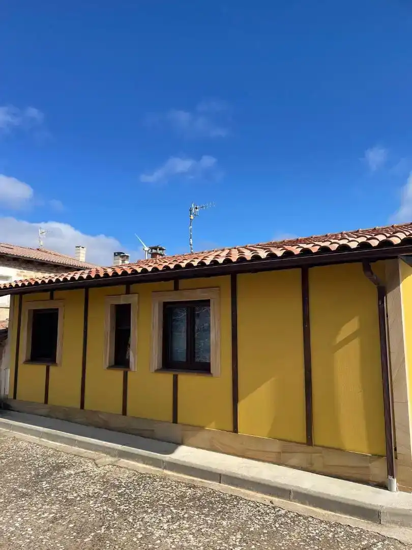 Vista exterior de Planta baja en venta en Huérmeces con Parquet y Amueblado